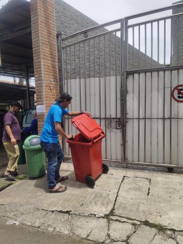 Tempat Sampah Roda Outdoor 100 Liter Dalton - Gambar 11